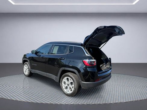 Used 2025 Jeep Compass Latitude w/ Sun & Sound Group AWD/4WD image 9