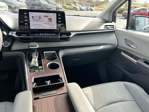 Used 2024 Toyota Sienna XLE image 18