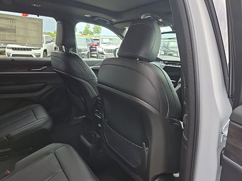 New 2025 Jeep Grand Cherokee L Limited w/ Luxury Tech Group II image 90