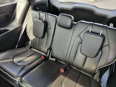 Used 2025 Chrysler Pacifica Limited FWD image 29