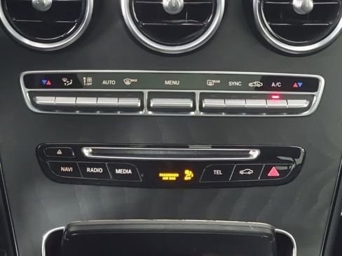 Used 2019 Mercedes-Benz GLC 300 4MATIC image 21