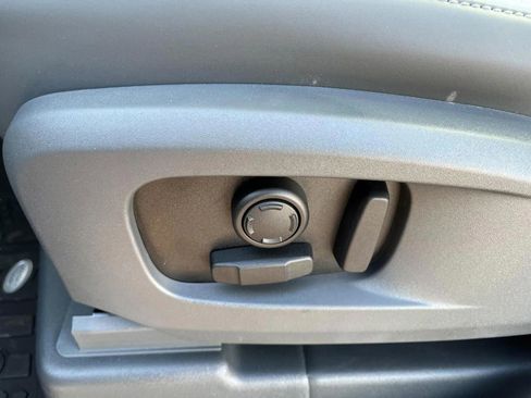 Used 2025 Land Rover Defender 110 X-Dynamic SE image 32