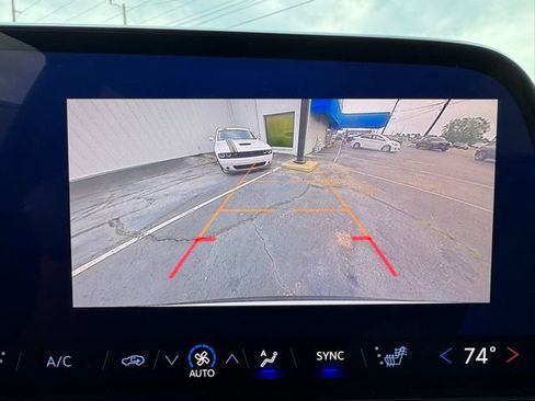 Used 2025 Chevrolet Traverse LT FWD image 9