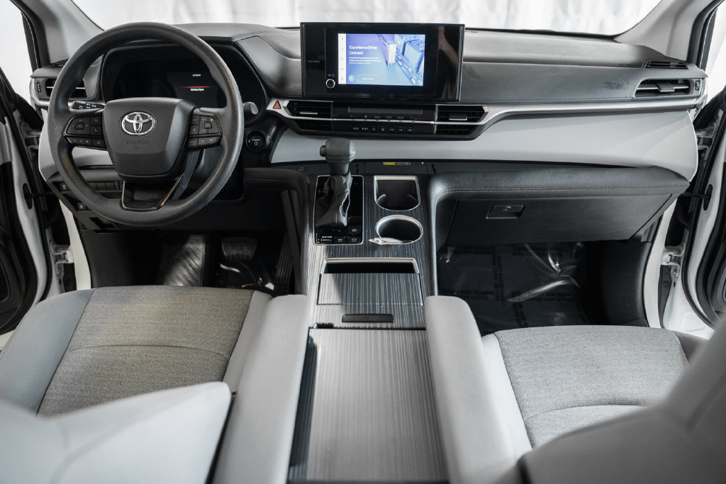 Used 2025 Toyota Sienna LE FWD image 15