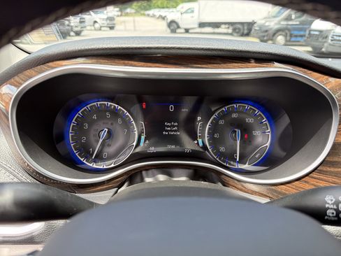 Used 2022 Chrysler Pacifica Limited FWD image 37