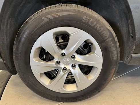 Used 2022 Toyota RAV4 LE AWD/4WD image 23