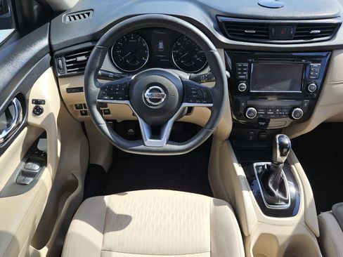 Used 2017 Nissan Rogue SV w/ SV Premium Package FWD image 5