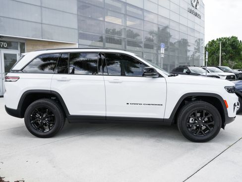 Used 2025 Jeep Grand Cherokee Altitude RWD image 11