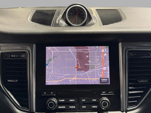 Used 2017 Porsche Macan image 25