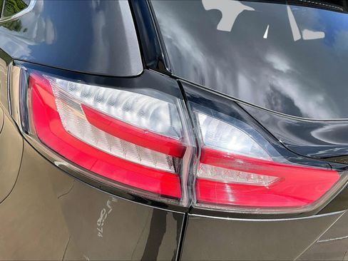 Used 2020 Ford Edge Titanium FWD image 29