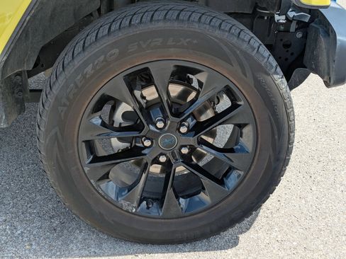 Used 2024 Jeep Wrangler Unlimited Sahara AWD/4WD image 33