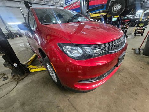Used 2025 Chrysler Voyager LX FWD image 3