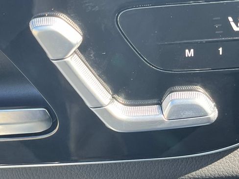 Used 2025 Mercedes-Benz GLC 300 4MATIC image 19