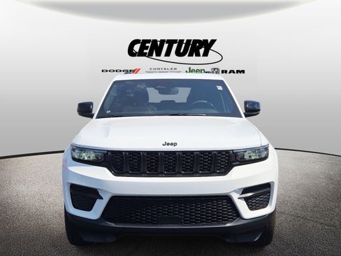 Used 2024 Jeep Grand Cherokee Altitude image 9