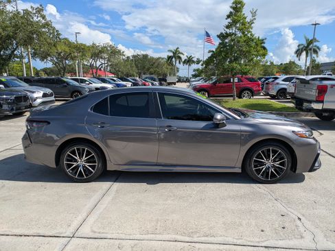 Used 2023 Toyota Camry SE FWD image 3