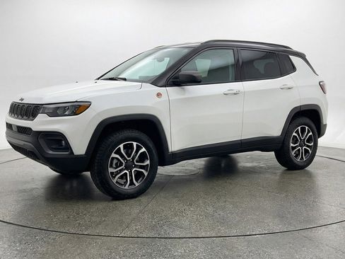 Used 2025 Jeep Compass Trailhawk AWD/4WD image 3