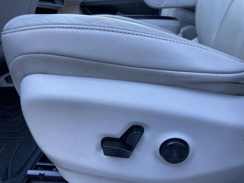 Used 2021 Chrysler Pacifica Touring-L image 11