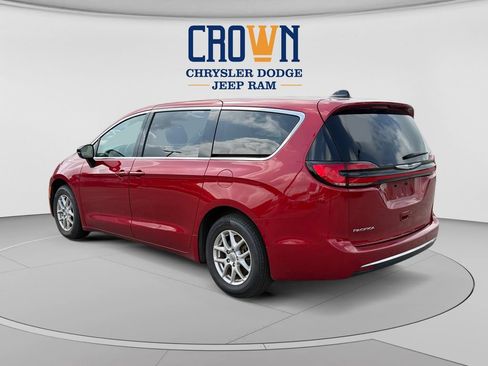 Used 2024 Chrysler Pacifica Touring-L FWD image 5
