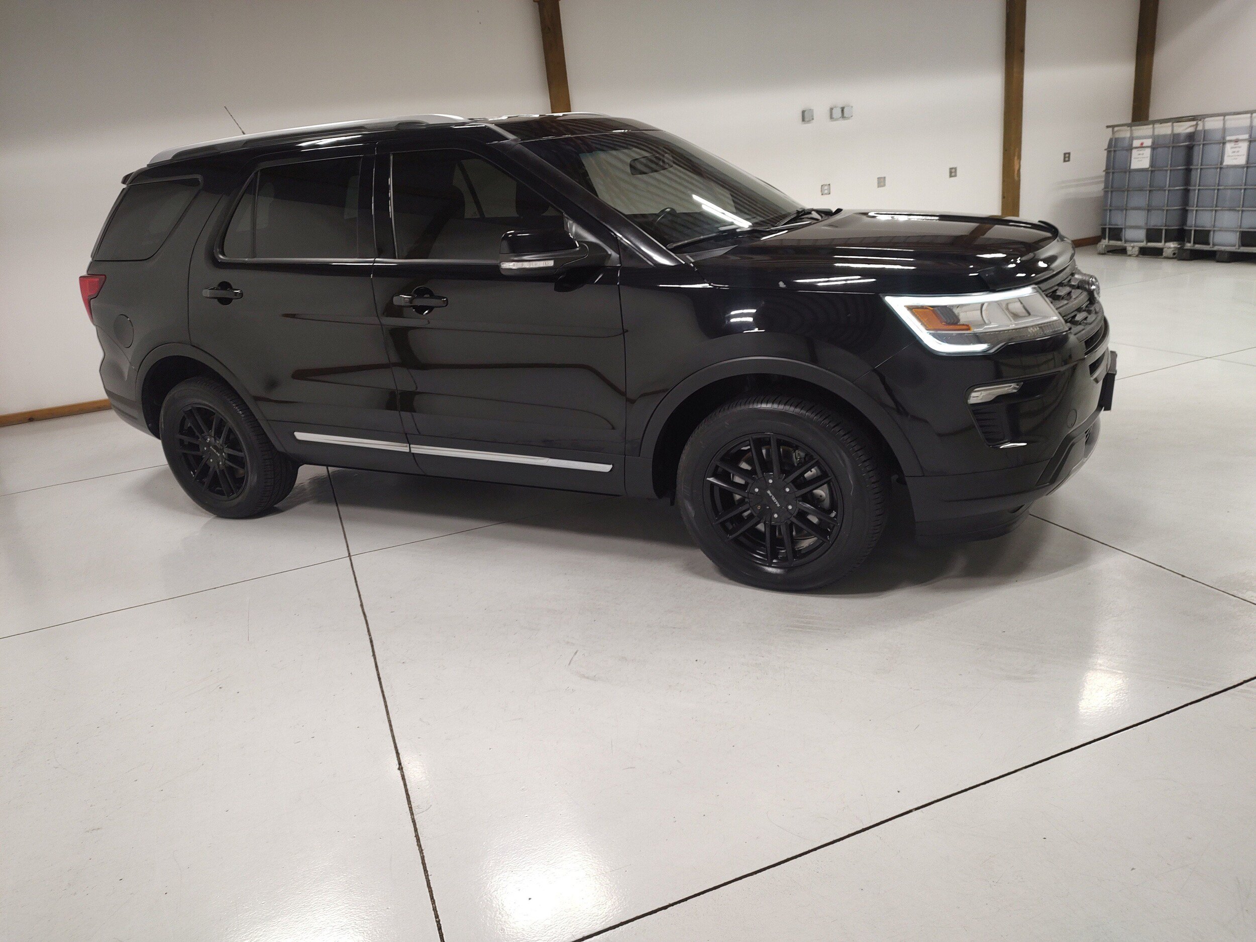 Used 2018 Ford Explorer XLT w/ Equipment Group 201A AWD/4WD image 2