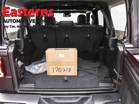 Used 2025 Jeep Wrangler Unlimited Sahara AWD/4WD image 9