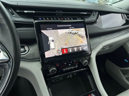 Used 2022 Jeep Grand Cherokee Overland w/ Advanced Protech Group III image 24