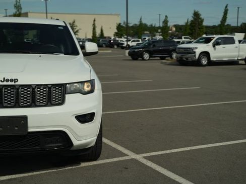 Used 2018 Jeep Grand Cherokee Altitude RWD image 38