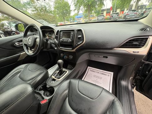 Used 2017 Jeep Cherokee Sport FWD image 10