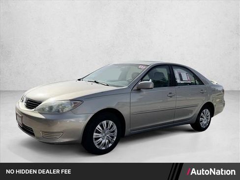 Used 2005 Toyota Camry LE FWD image 1