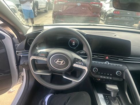 Used 2024 Hyundai Elantra SEL FWD image 6