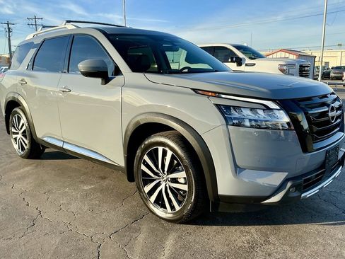 Used 2023 Nissan Pathfinder Platinum w/ Black Appearance Package image 11
