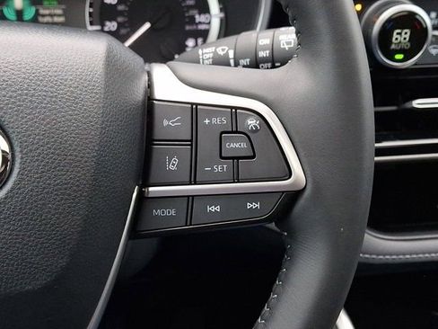 Used 2024 Toyota Highlander XLE FWD image 27