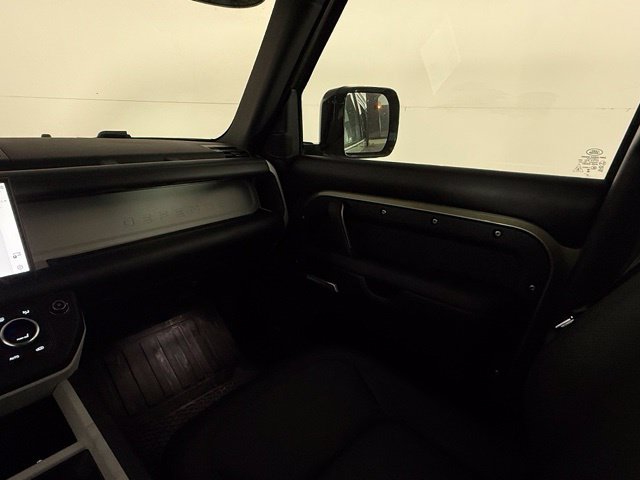 Certified 2025 Land Rover Defender 110 X-Dynamic SE AWD/4WD image 18
