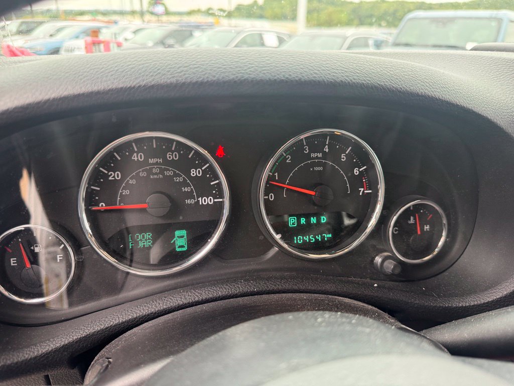Used 2015 Jeep Wrangler Unlimited Sahara w/ Connectivity Group AWD/4WD image 13