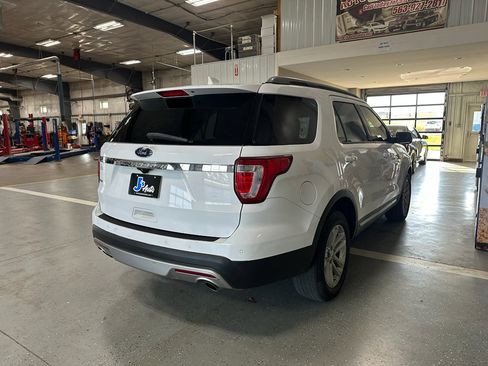 Used 2017 Ford Explorer XLT w/ Equipment Group 202A image 5