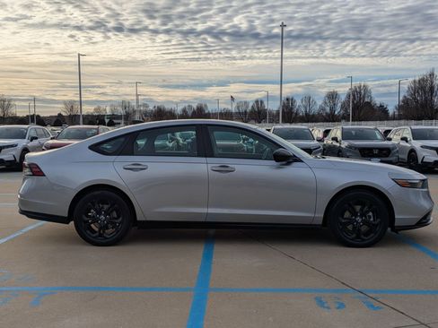 Certified 2025 Honda Accord SE image 6