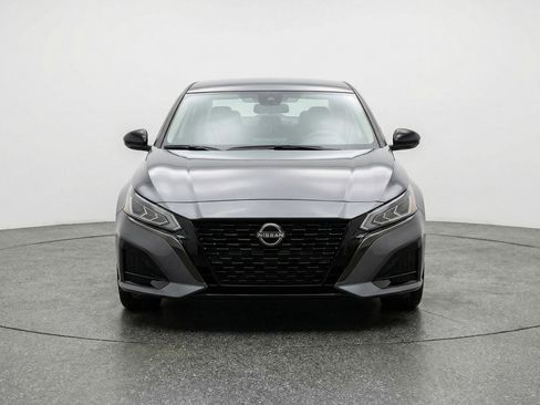 Used 2025 Nissan Altima 2.5 SV image 2