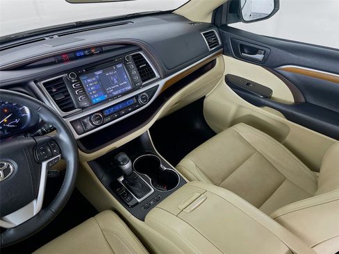 Used 2018 Toyota Highlander Limited FWD image 25