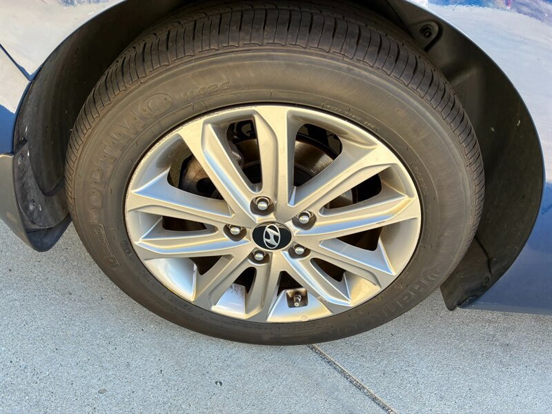Used 2016 Hyundai Elantra SE w/ Option Group 02 FWD image 13