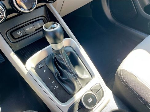 Used 2025 Hyundai Venue SEL image 16