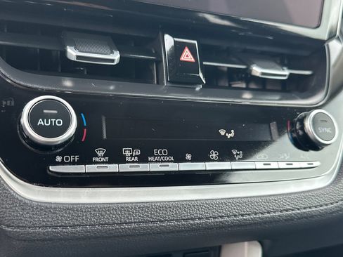 Used 2025 Toyota Corolla Cross XLE image 28