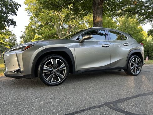 Used 2019 Lexus UX 200 w/ Premium Package FWD image 13
