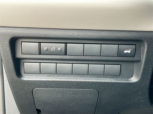 New 2025 Mitsubishi Outlander SE image 10