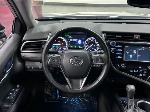 Used 2018 Toyota Camry XLE image 23