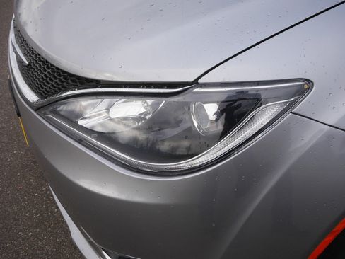 Used 2018 Chrysler Pacifica Limited FWD image 15