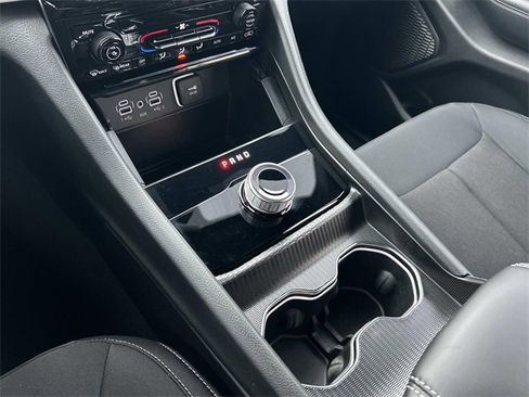 Used 2024 Jeep Grand Cherokee Laredo X image 27