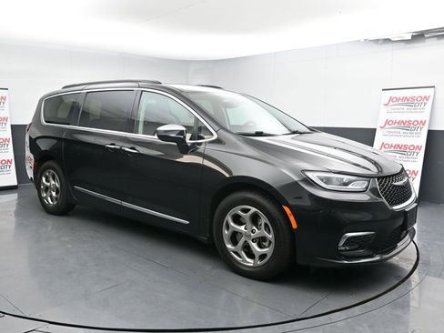 Used 2023 Chrysler Pacifica Limited image 2