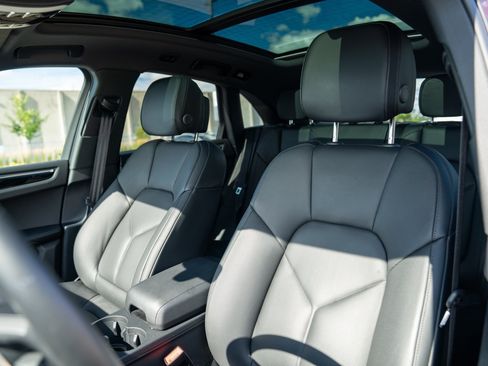 Certified 2026 Porsche Macan AWD/4WD image 5