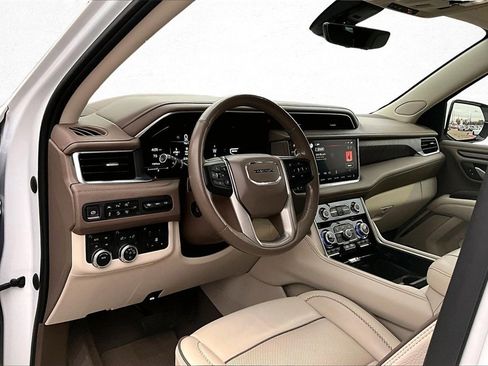 Used 2022 GMC Yukon Denali w/ Denali Premium Package image 17