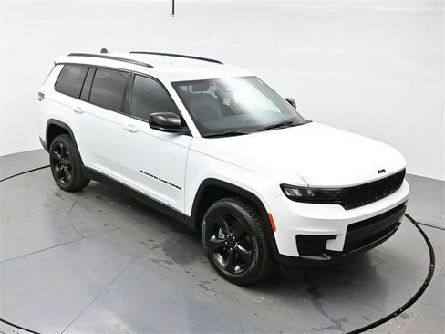 Used 2023 Jeep Grand Cherokee L Laredo image 32