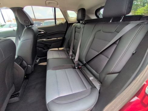 Used 2025 Chevrolet Trax LT w/ LT Convenience Package FWD image 27